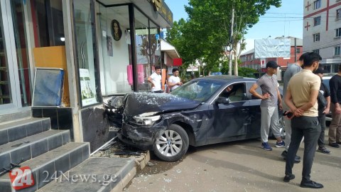 Sürücü idarəetməni itirdi: maşın gözəllik salonuna çırpıldı