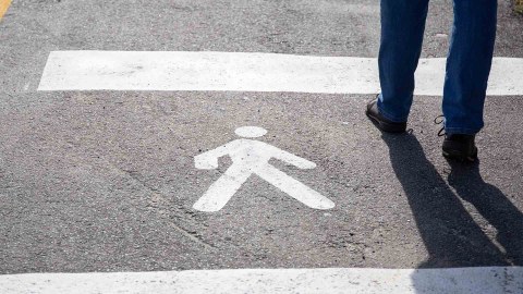 Yolu keçmək istəyən piyada öldü