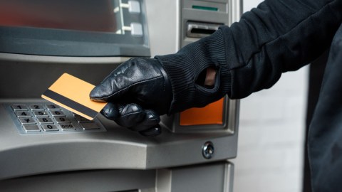 Bank hesabından 8500 manat oğurlandı