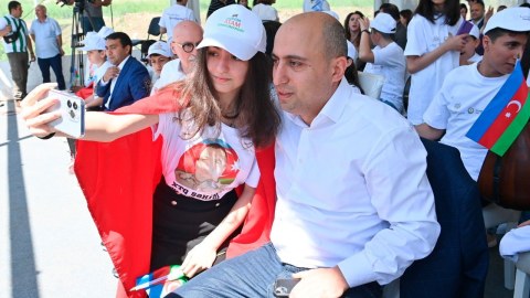 Nazirdən uşaqlara bayram TƏBRİKİ