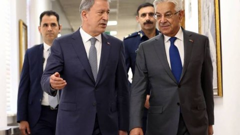 Hulusi Akar pakistanlı həmkarı ilə bir arada
