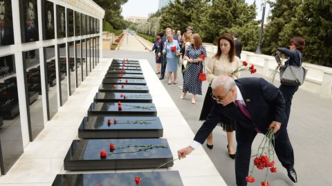 Polşalı deputatlar Şəhidlər xiyabanında - FOTO