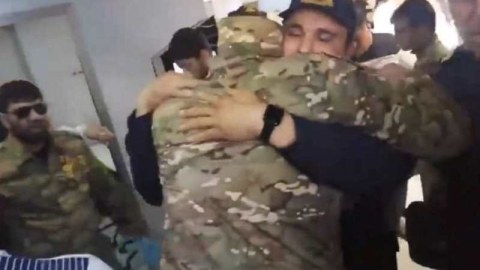 Qazini qucaqlayan polisin adı açıqlandı - Günün FOTOSU