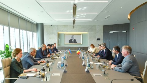 Mikayıl Cabbarov rumıniyalı nazirlə görüşdü