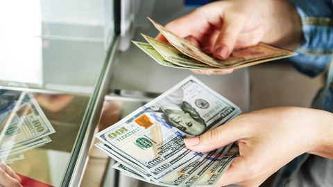 Dollar almaq istəyənlərin NƏZƏRİNƏ!