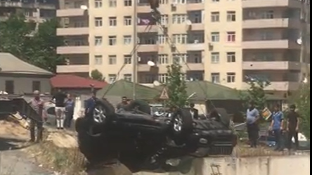 Bakıda azyaşlı “Prado”nu dərəyə aşırdı