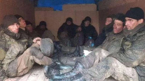 Rus əsgərləri Ukraynadan qaçarkən yaxalandı