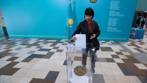 Qazaxıstanda referendum - Seçicilərin neçə faizi səs verib?
