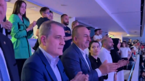 Çavuşoğlu Ceyhun Bayramovla birgə voleybola baxdı - VİDEO