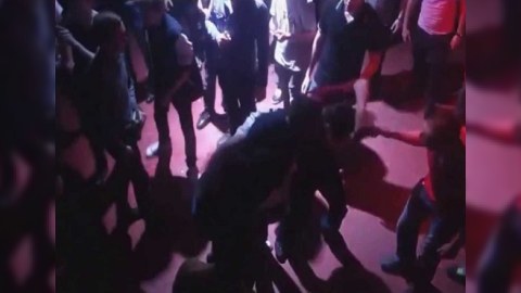 Polis zabiti toyda məhkəmə katibini DÖYDÜ