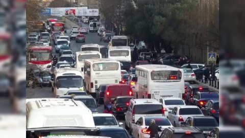 Nasaz maşın yolda tıxac yaratdı