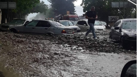 Güclü yağış Gürcüstanda ciddi problemlər yaradıb