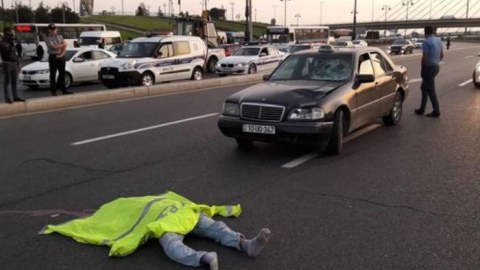 Sürücü iki piyadanı vurub qaçdı
