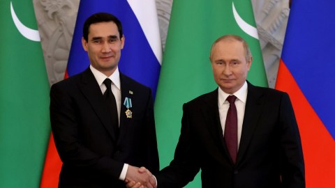 Putin Türkmənistan prezidentinə orden verdi