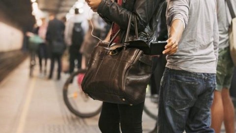 Metroda qadının cibindən telefon oğurlandı