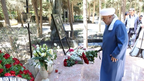Şeyx Aleksandr İşeinin məzarını ziyarət edib