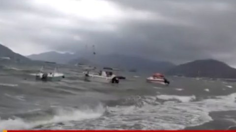 Güclü külək qayıqları sahilə atdı