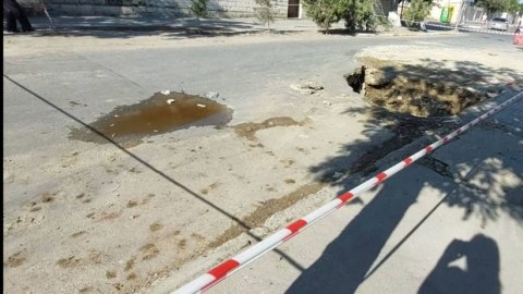 Ötən ay təmir olunan yol çökdü