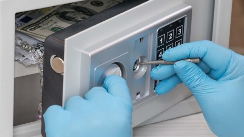Evdən 5000 manat oğurlandı