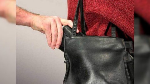 Qadının çantasından 3200 manat oğurlandı