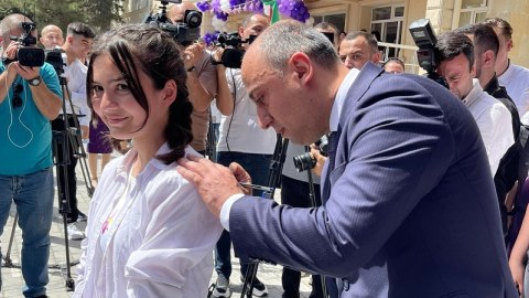 Nazir ürək sözlərini məzunun köynəyinə yazdı - FOTO