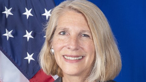 Karen Donfrid Azərbaycana gəlib