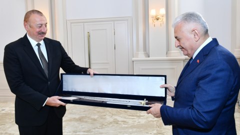 Binəli Yıldırım İlham Əliyevə qılınc hədiyyə etdi - FOTO
