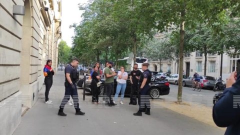 Ermənilər Azərbaycan Mədəniyyət Mərkəzinə hücum etdi - FOTO