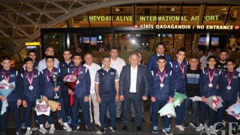 Çempion güləşçilərimiz Vətənə qayıtdılar