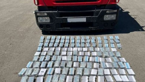 Gömrükçülər avtomobildə xeyli sayda siqaret aşkar ediblər - FOTOLAR