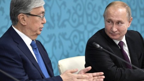 Tokayev Putinə şikayətləndi: “Bu deputatlar kimin dəyirmanına su tökürlər?”