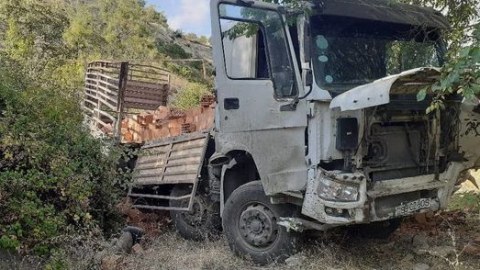 Gədəbəydə yük maşını dərəyə aşdı