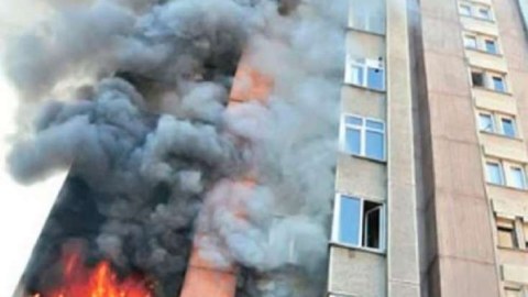 Bakıda binada yanğın olub