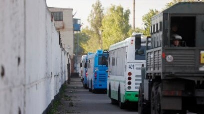 Əsir düşən ukraynalılar Rusiyaya göndərildi