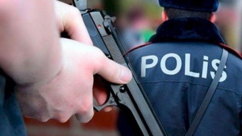 Polis silahla ehtiyatsız davrandı - Xəsarət aldı