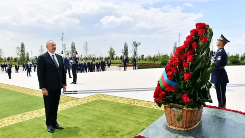 İlham Əliyev Daşkənddə Müstəqillik abidəsini ziyarət etdi - FOTOLAR