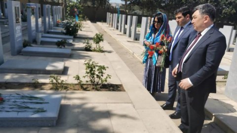 Qisas üçün Azərbaycana gələn qərib əsgər yad olundu - Məşhur akademik Şəhidlər xiyabanında...