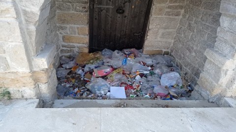 Bakıda tarixi abidə zibilliyə çevrildi - FOTO