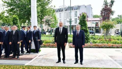 İlham Əliyevə Füzulinin əlyazmaları hədiyyə edildi 