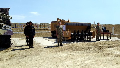 Türkiyəli mütəxəssislər hərbçilərimizə mina təmizləmə kursu keçir
