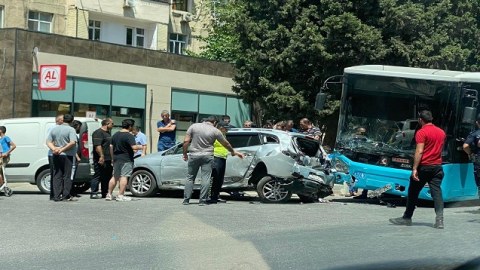 Bakıda avtobus qəza törətdi - VİDEO