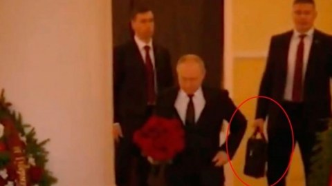 Putinin “nüvə çamadanı”nı daşıyan mühafizəçi başından GÜLLƏLƏNDİ