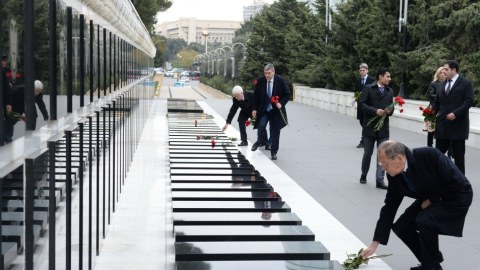 Lavrov Şəhidlər xiyabanını ziyarət etdi