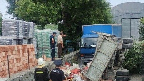 Şəkidə "ZİL" aşdı, sürücü öldü