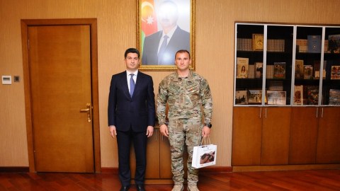 İcra başçısı Vətən Müharibəsi Qəhrəmanı ilə görüşüb