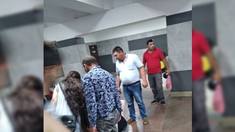 Metroda iki gəncin halı pisləşdi