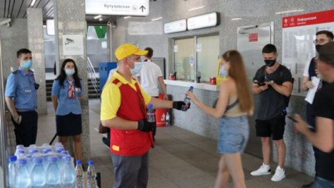 Sərnişinlərə metroda pulsuz su paylanacaq