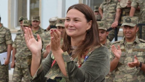 Deputat əsgər və zabitlərlə görüşdü, onları təbrik etdi
