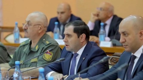 Ermənistanın müdafiə naziri müşavirə keçirdi