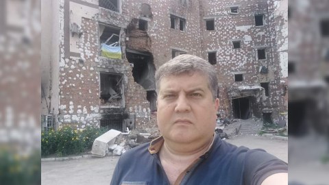 Azərbaycanlı deputat Ukraynada dağıdılan şəhərlərə getdi